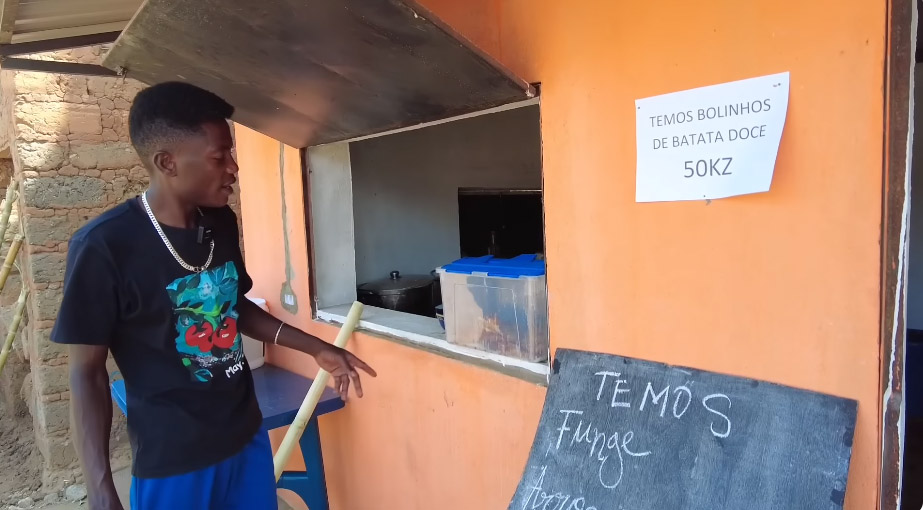 Chàng trai châu Phi mở bán bánh khoai Việt Nam ở Angola: Đắt hàng như tôm tươi, mức giá không tin nổi - Ảnh 1