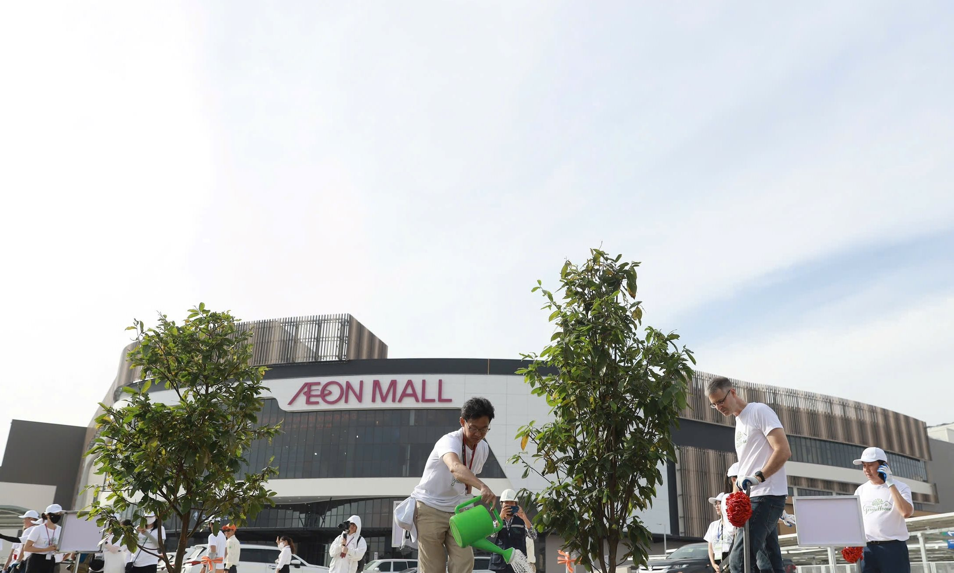 Trồng hơn 5.000 cây xanh xung quanh TTTM AEON MALL Huế - Ảnh 1