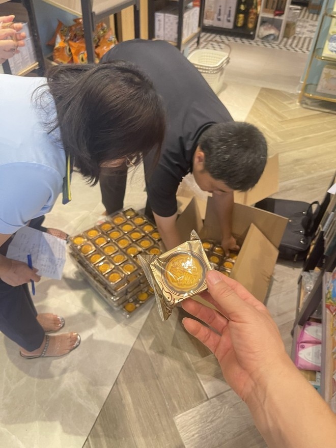 Hà Nội: Phát hiện hàng trăm bánh Trung thu có dấu hiệu nhập lậu - Ảnh 1