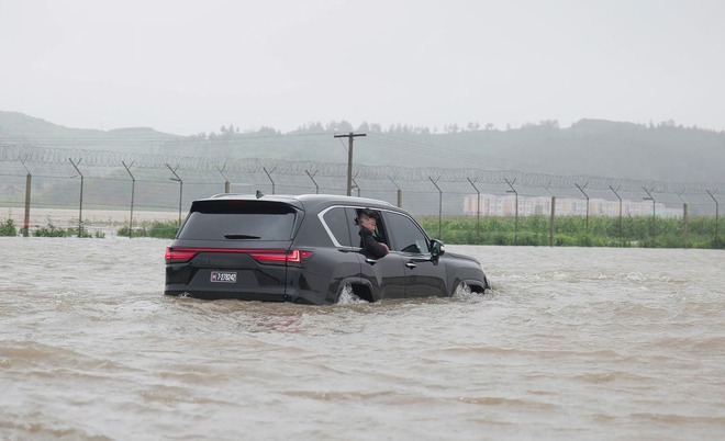 Ông Kim Jong Un dùng Lexus LX 600 lội nước sâu gần 1m thị sát tình hình bão lũ - Ảnh 2