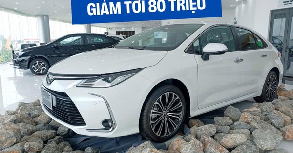 Toyota Corolla Altis giảm tới 80 triệu tại đại lý: Sản xuất 2023, bản giữa thấp hơn Civic tiêu chuẩn