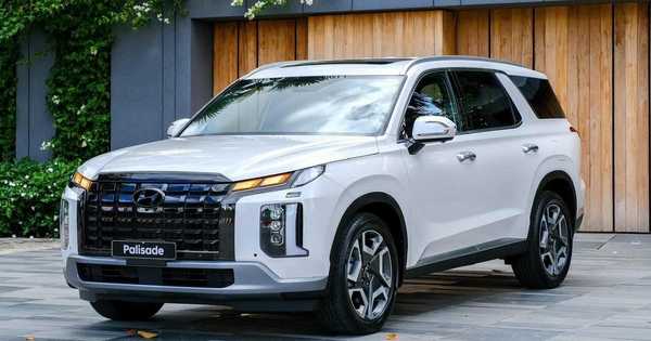 Hyundai Palisade giảm giá tới 150 triệu tại đại lý: Sales báo 'xả lỗ', bản rẻ nhất còn 1,345 tỷ đồng, rẻ hơn niêm yết Fortuner, 'giẫm chân' Santa Fe