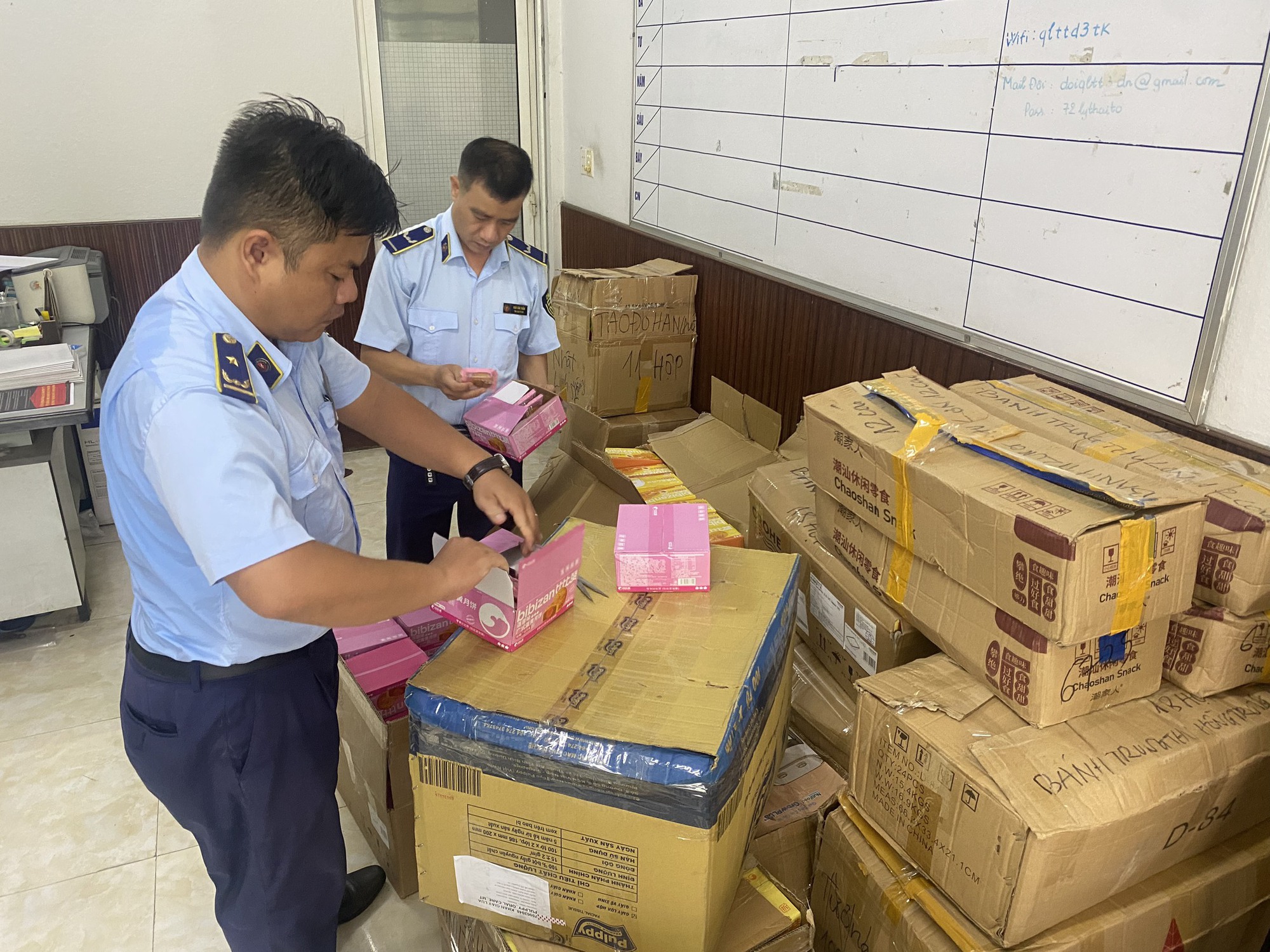 Phát hiện 1.800 chiếc bánh trung thu nhập lậu - Ảnh 1