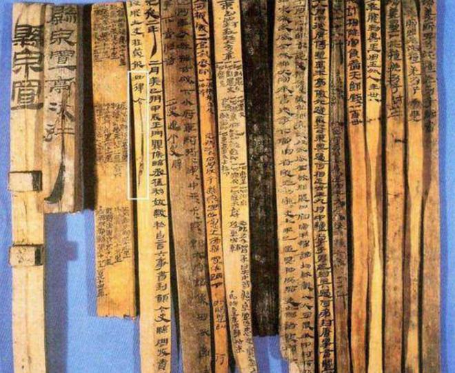 Đào móng xây công trình, công nhân phát hiện mộ cổ chứa 'loạt kho báu' gây chấn động Trung Quốc - Ảnh 2