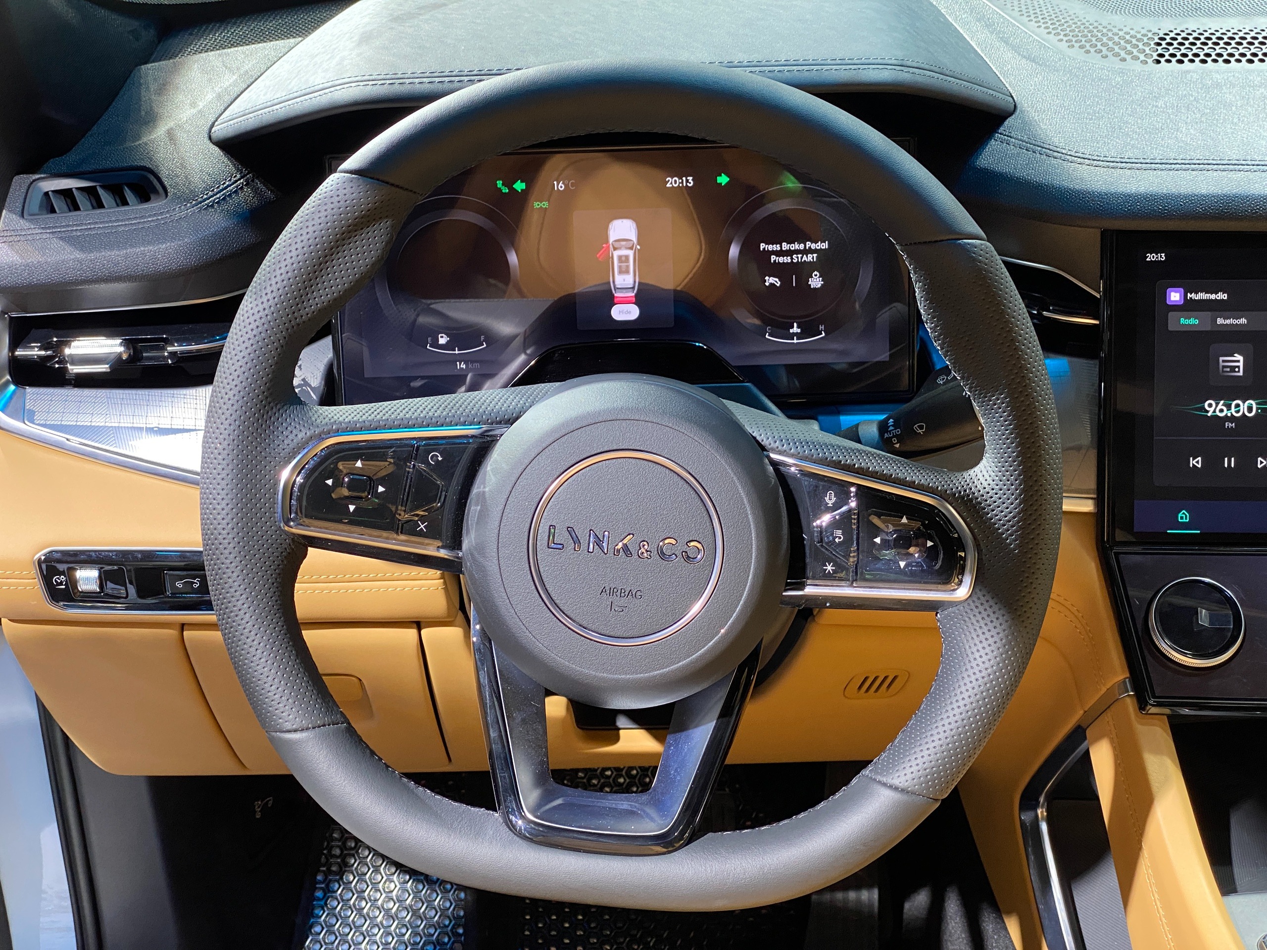 Cùng giá hơn 2 tỷ đồng, chọn Lynk & Co 09, Ford Explorer hay VW Teramont, bảng này cho thấy sự chênh lệch lớn từ công nghệ tới tiện nghi nội thất - Ảnh 3