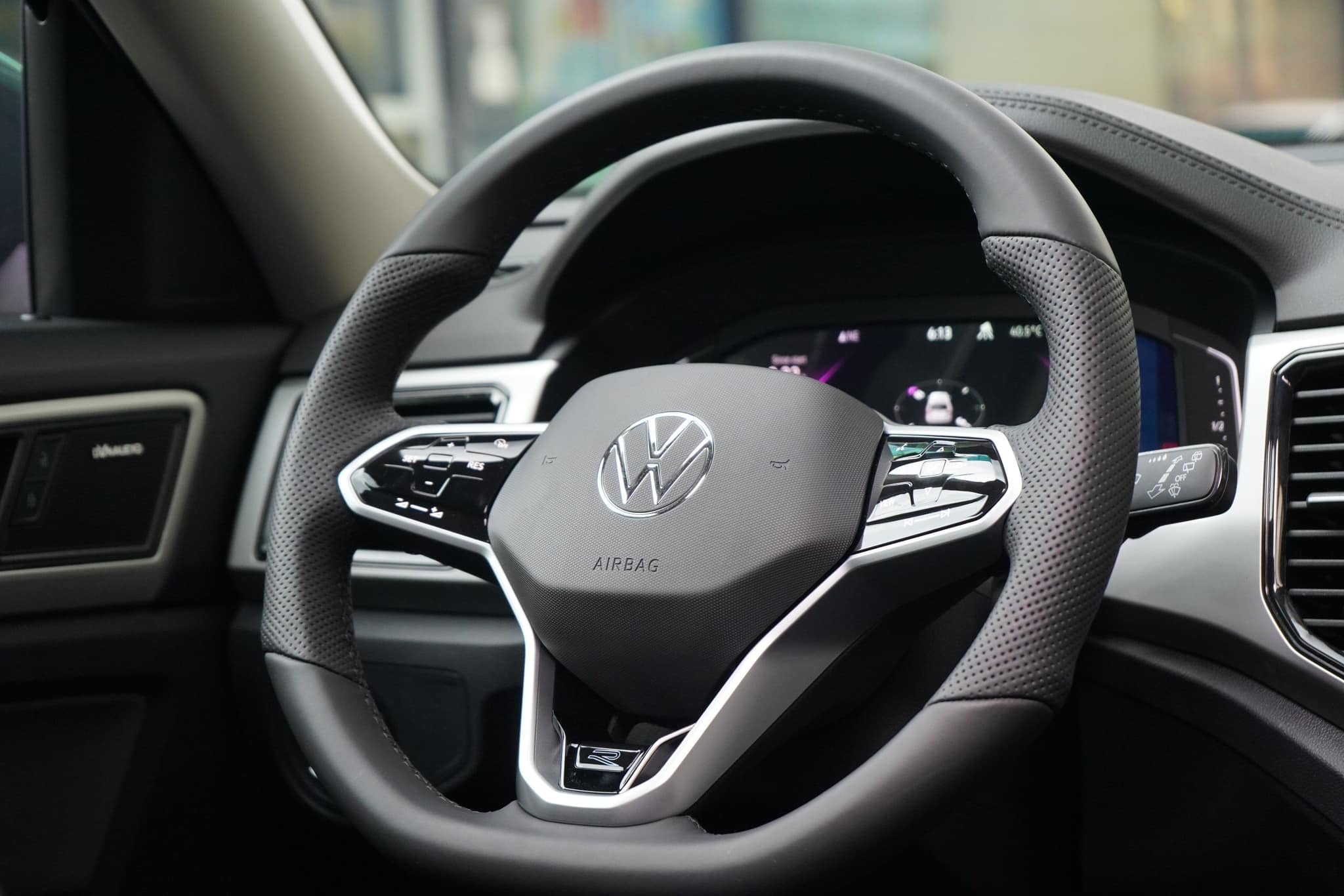 Cùng giá hơn 2 tỷ đồng, chọn Lynk & Co 09, Ford Explorer hay VW Teramont, bảng này cho thấy sự chênh lệch lớn từ công nghệ tới tiện nghi nội thất - Ảnh 1