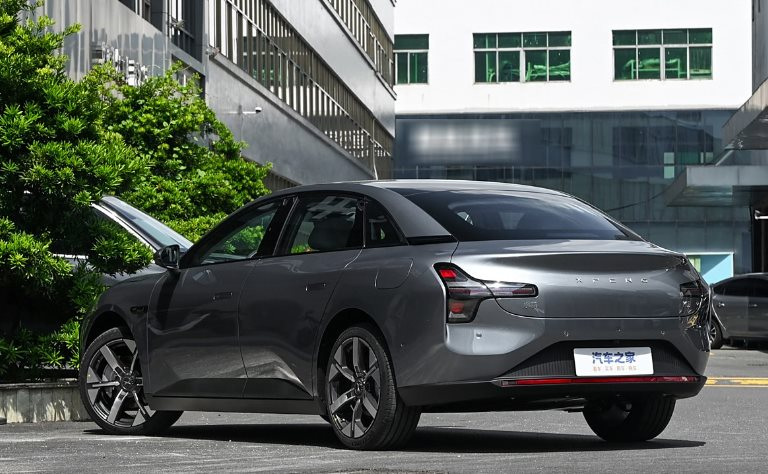 Sedan ngang cỡ Toyota Camry giá hơn 400 triệu đồng, một lần sạc đi hơn 600 km - Ảnh 6