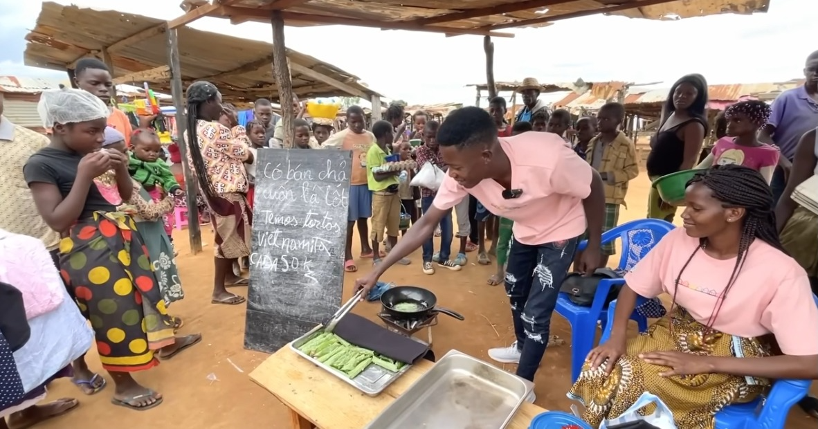 Món ăn dân dã Việt Nam được Lindo "lăng xê" ở Angola: Giá chỉ 3k/chiếc, khách xếp hàng mua nườm nượp - Ảnh 8