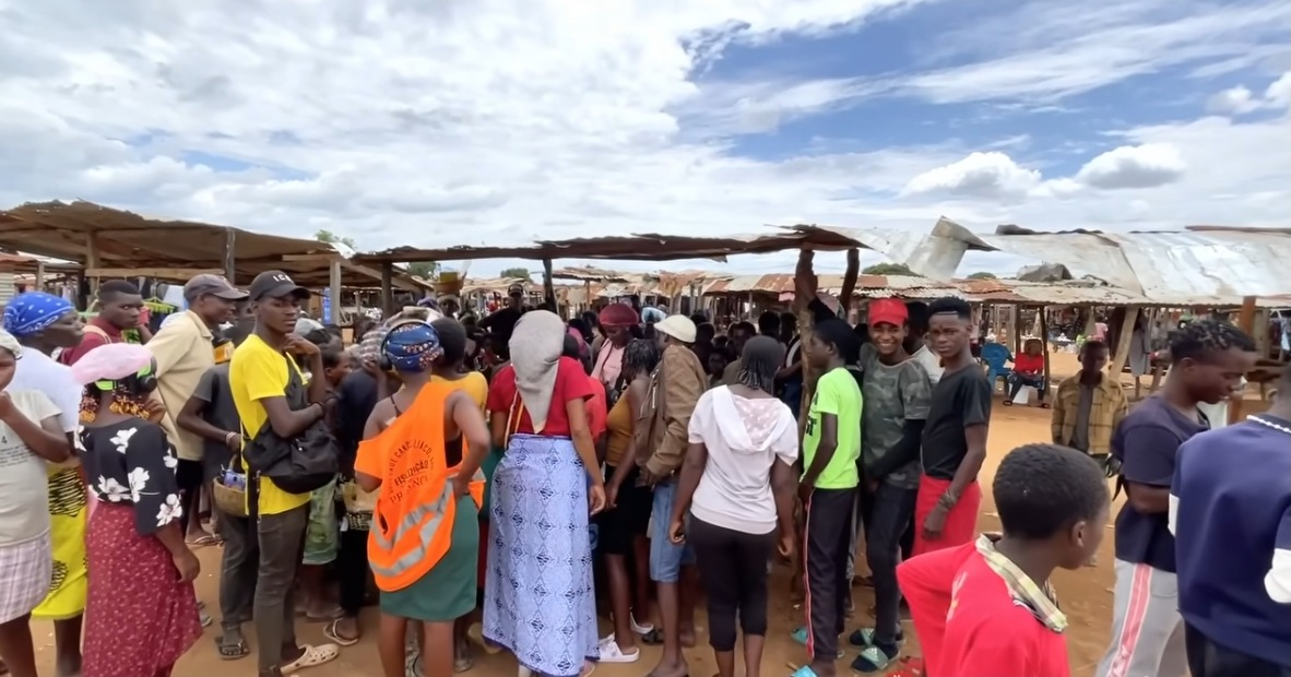 Món ăn dân dã Việt Nam được Lindo "lăng xê" ở Angola: Giá chỉ 3k/chiếc, khách xếp hàng mua nườm nượp - Ảnh 11