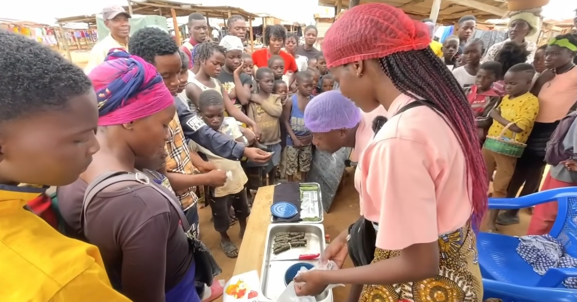 Món ăn dân dã Việt Nam được Lindo "lăng xê" ở Angola: Giá chỉ 3k/chiếc, khách xếp hàng mua nườm nượp - Ảnh 10