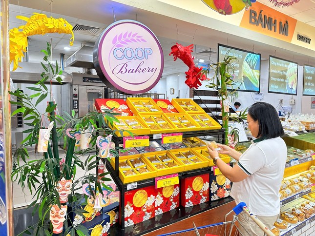 Bánh trung thu giá bình dân lên ngôi ở TPHCM - Ảnh 5