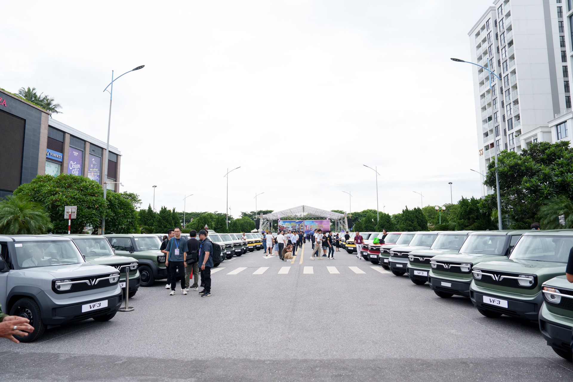 Ngắm dàn 99 chiếc VinFast VF 3 'bảy sắc cầu vồng': Nhiều điểm cộng bất ngờ, sắp chạy đầy đường tại Việt Nam - Ảnh 2