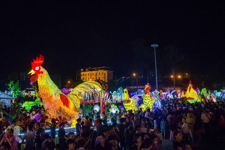 Khách đổ xô đi đón Trung thu sớm, Tuyên Quang 'cháy' khách sạn trước cả tháng - Ảnh 1