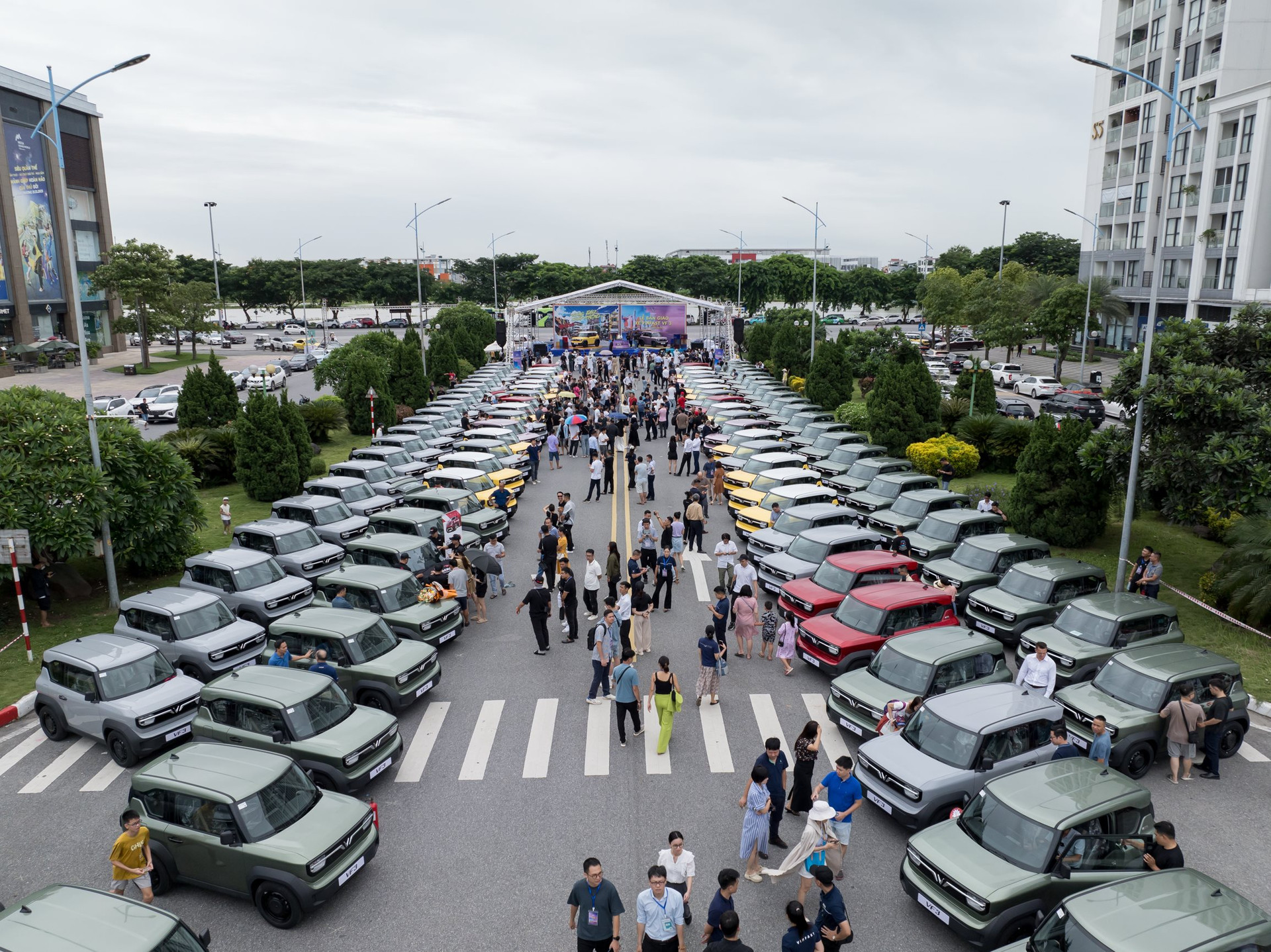 Ngắm dàn 99 chiếc VinFast VF 3 'bảy sắc cầu vồng': Nhiều điểm cộng bất ngờ, sắp chạy đầy đường tại Việt Nam - Ảnh 1