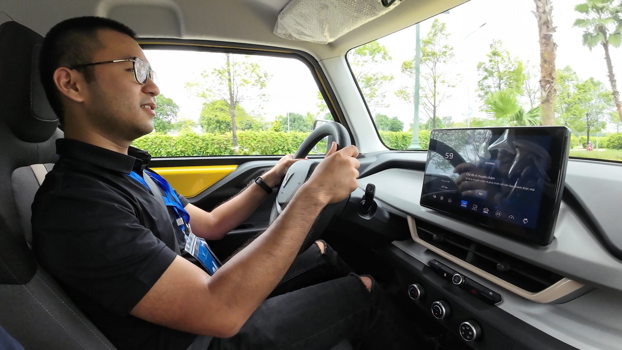 Lái thử VinFast VF 3: Hàng ghế thứ hai có đủ cho người cao 1,8 mét? - Ảnh 2