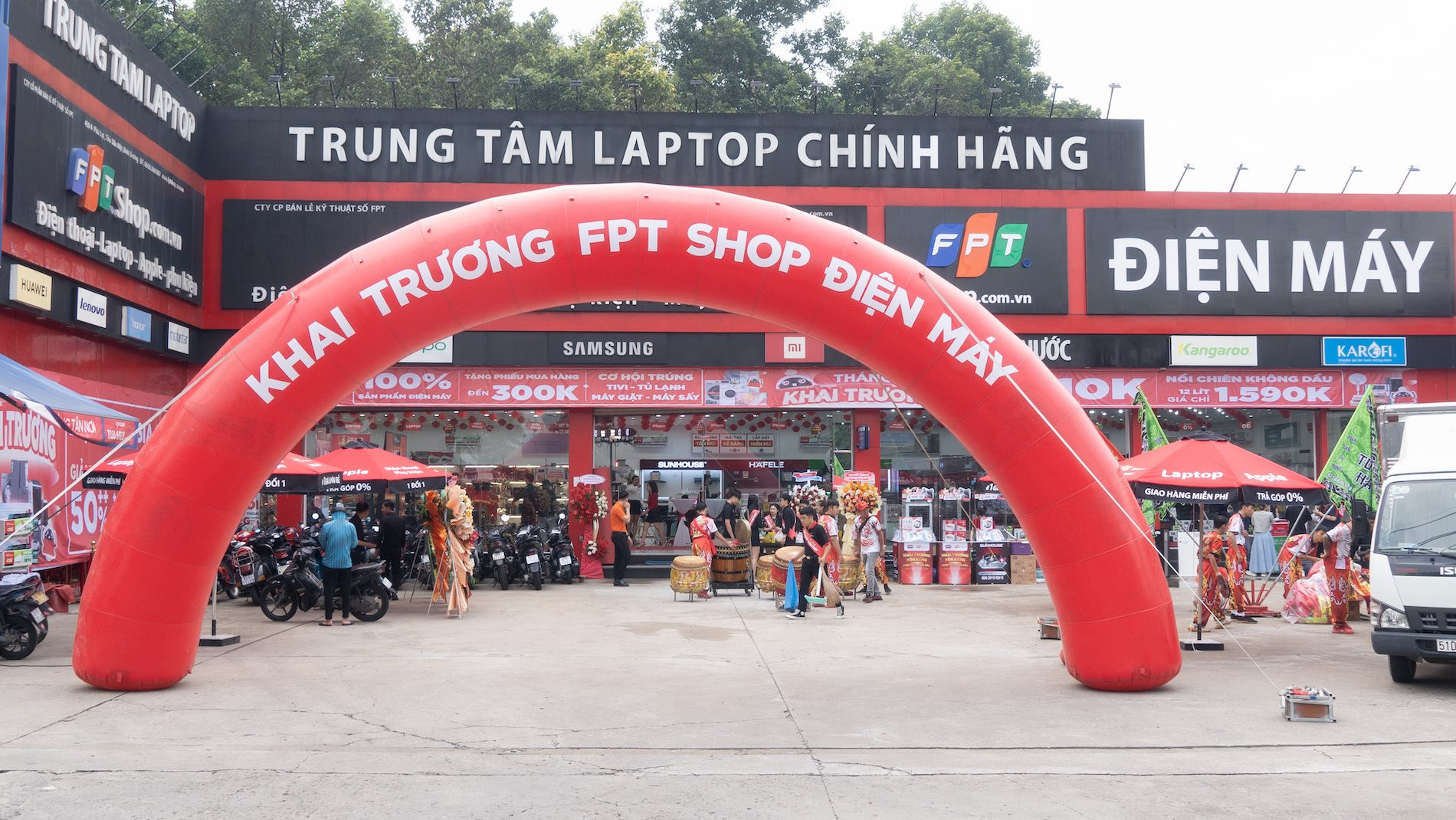 FPT Shop chính thức gia nhập sân chơi bán điện máy: Mở liền 10 cửa hàng, mục tiêu 50 shop trong năm 2024 - Ảnh 1