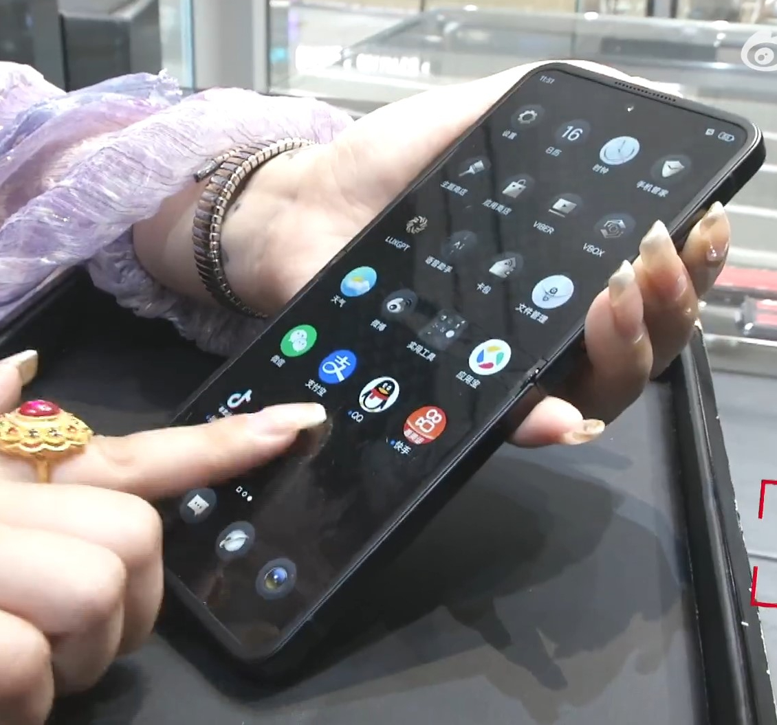 Chi gần 100 triệu mua điện thoại Vertu, người phụ nữ đòi trả lại hàng ngay lập tức vì máy quá “đơ lag” - Ảnh 1