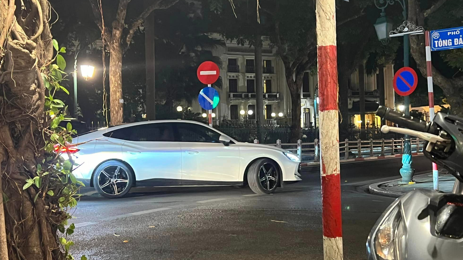 MG7 lăn bánh trên phố Hà Nội, dễ ra mắt tháng này: CĐM khen đẹp, chờ giá tốt, đại lý chào giảm giá cho người mua sớm - Ảnh 1