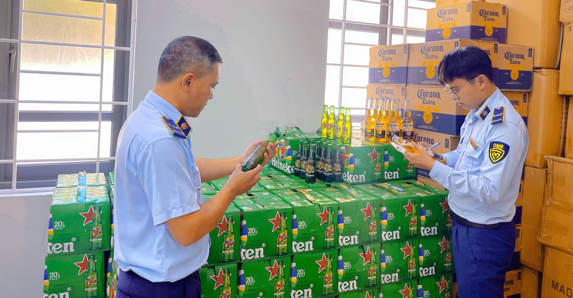 Tạm giữ gần 3.000 chai bia Heineken, Corona nhập lậu - Ảnh 1