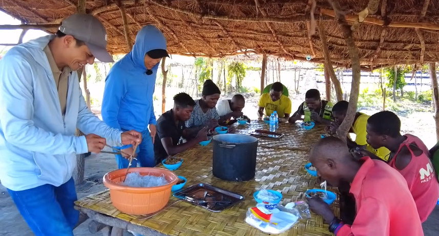 Món bún giả cầy Việt Nam xuất hiện ở châu Phi, người dân ăn liền ba bát rồi nói một câu bất ngờ - Ảnh 5