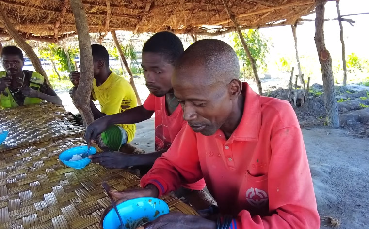 Món bún giả cầy Việt Nam xuất hiện ở châu Phi, người dân ăn liền ba bát rồi nói một câu bất ngờ - Ảnh 7