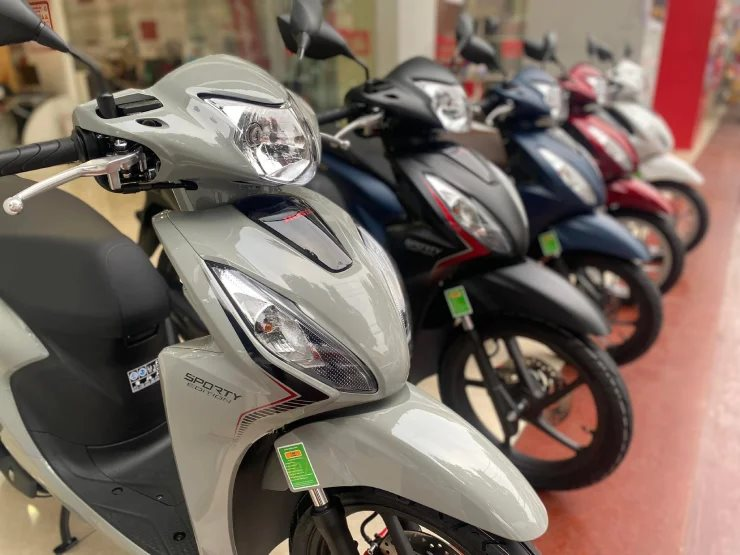 Giá xe máy đồng loạt lao dốc: Honda Vision còn 29,9 triệu đồng, Honda SH, Lead, Yamaha Janus… cùng dưới giá đề xuất, có xe tặng kèm smartphone - Ảnh 2