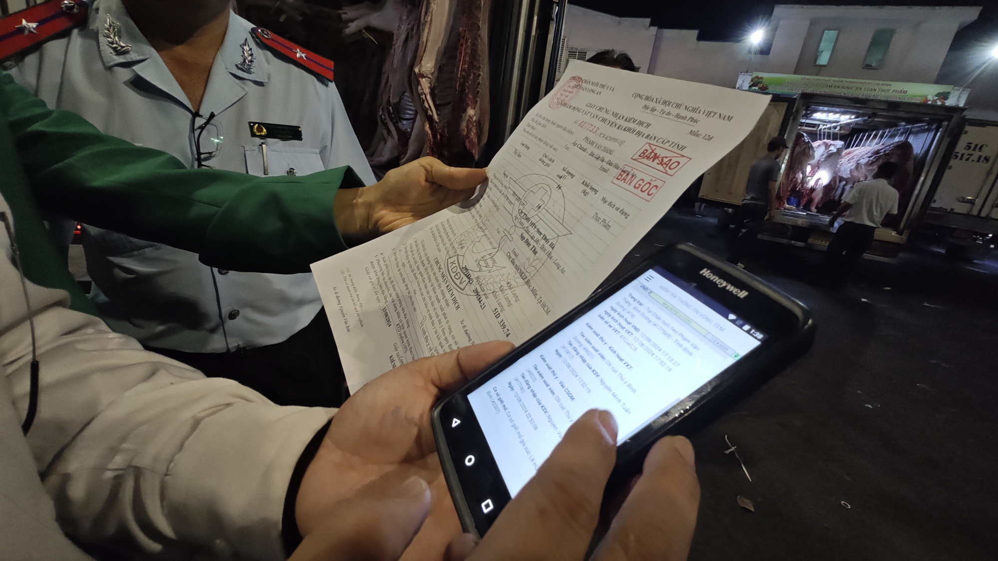 TP HCM: Phát hiện nhiều lỗ hổng nghiêm trọng trong truy xuất nguồn gốc heo và buôn bán tự phát - Ảnh 1