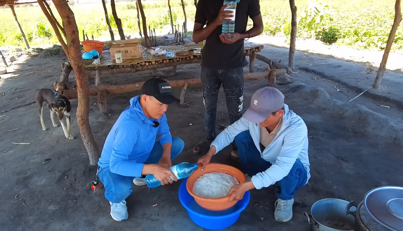 Món bún giả cầy Việt Nam xuất hiện ở châu Phi, người dân ăn liền ba bát rồi nói một câu bất ngờ - Ảnh 3