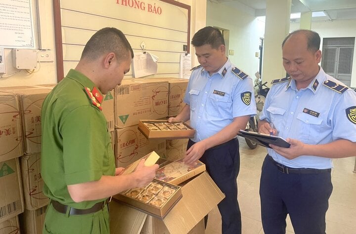 Tết Trung thu chưa tới, bánh nhập lậu đã đổ về Hà Nội - Ảnh 1