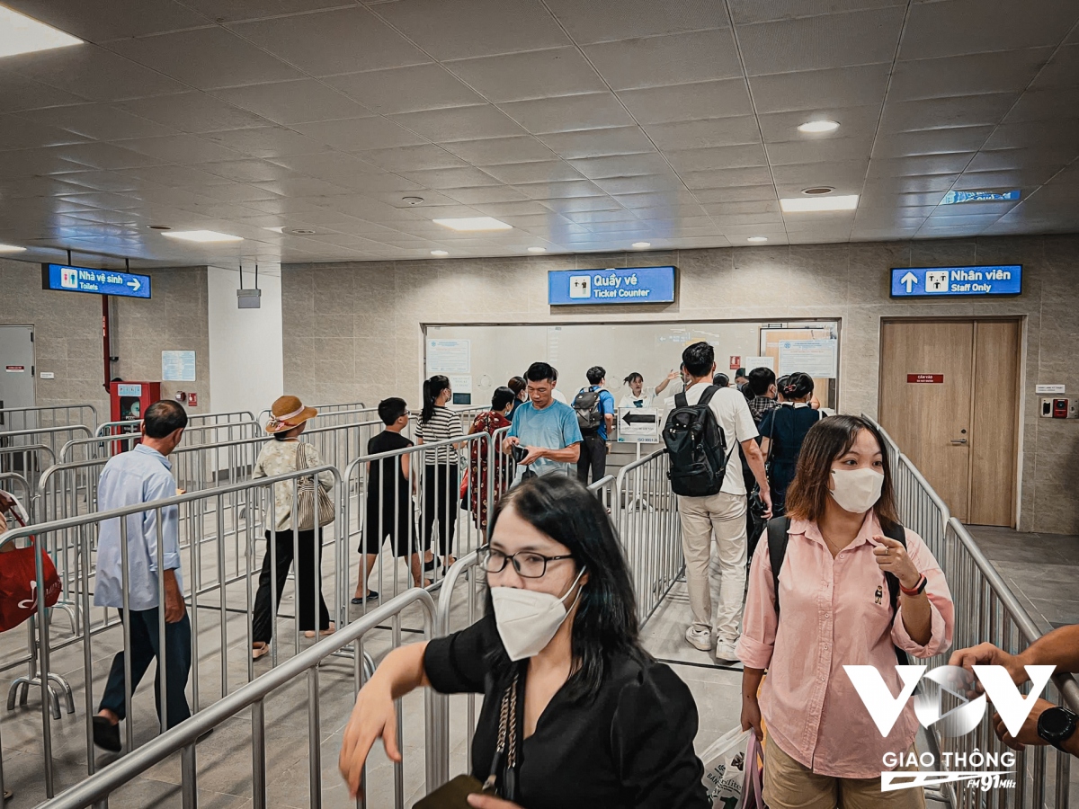 Hết miễn phí, metro Nhổn – ga Hà Nội vẫn thu hút hành khách - Ảnh 1