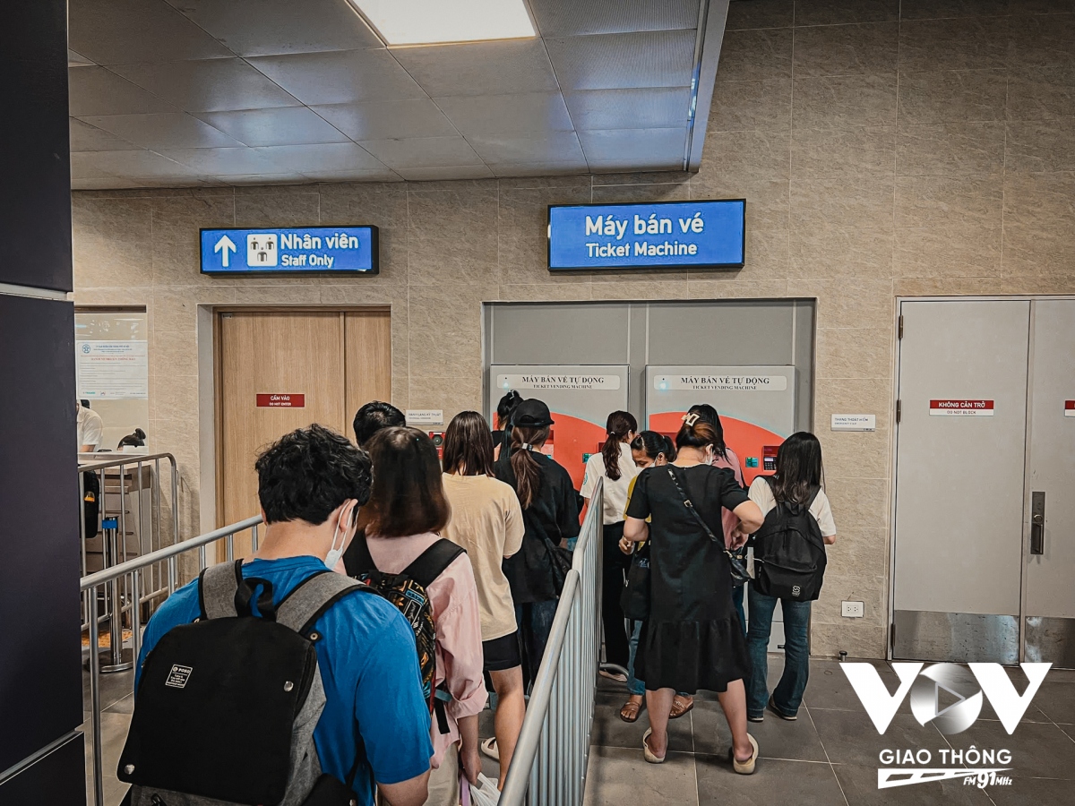 Hết miễn phí, metro Nhổn – ga Hà Nội vẫn thu hút hành khách - Ảnh 2