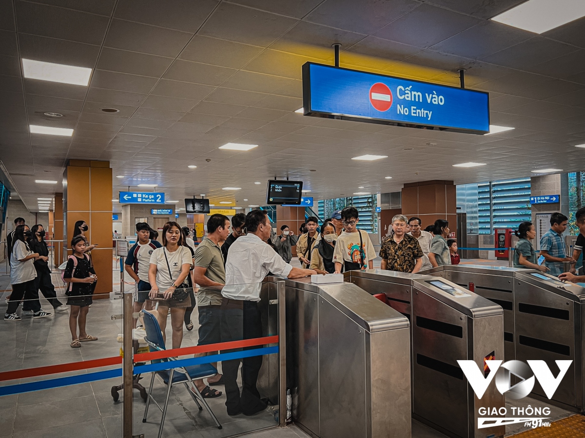 Hết miễn phí, metro Nhổn – ga Hà Nội vẫn thu hút hành khách - Ảnh 6