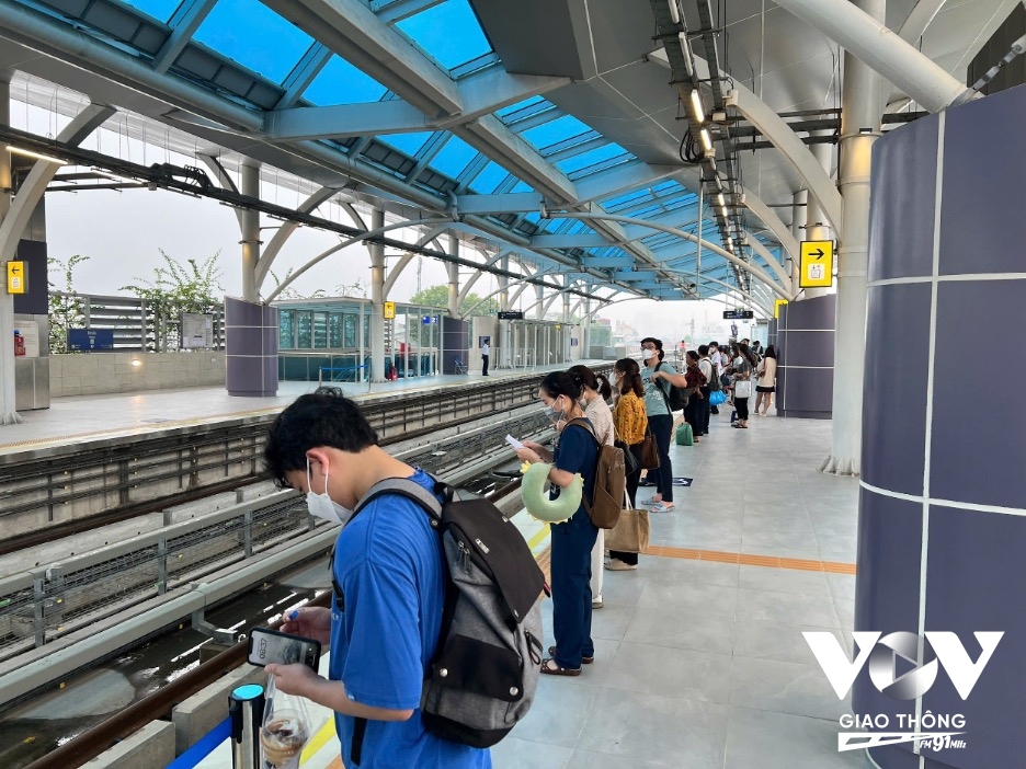 Hết miễn phí, metro Nhổn – ga Hà Nội vẫn thu hút hành khách - Ảnh 7