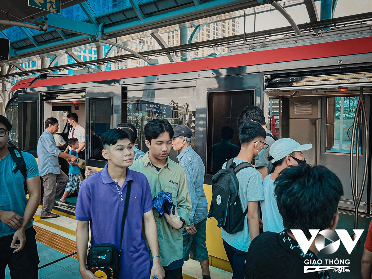 Hết miễn phí, metro Nhổn – ga Hà Nội vẫn thu hút hành khách - Ảnh 9