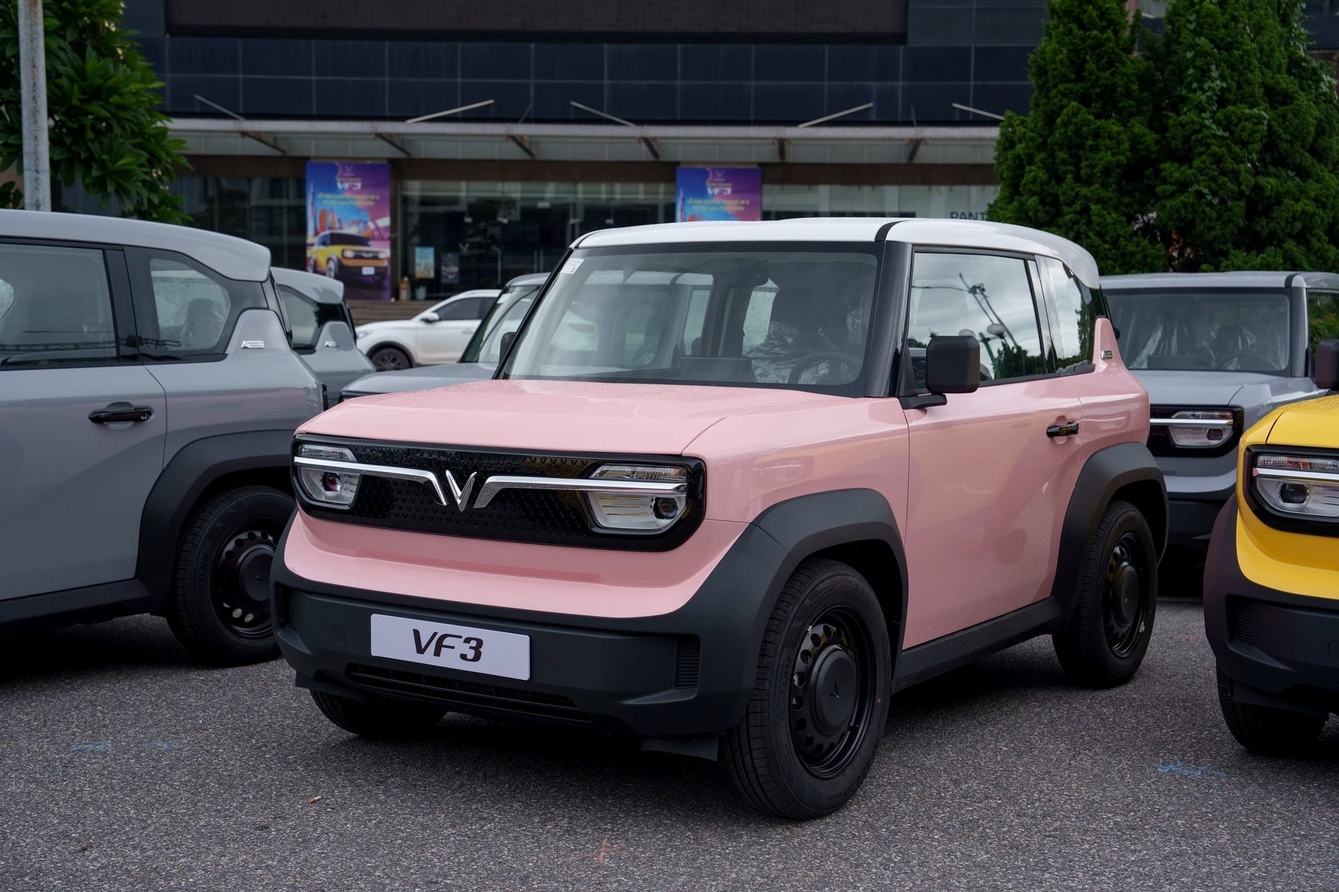 Xe điện mini của tỷ phú Phạm Nhật Vượng có thêm khách sộp: Chốt đơn 600 chiếc để chạy dịch vụ - Ảnh 1