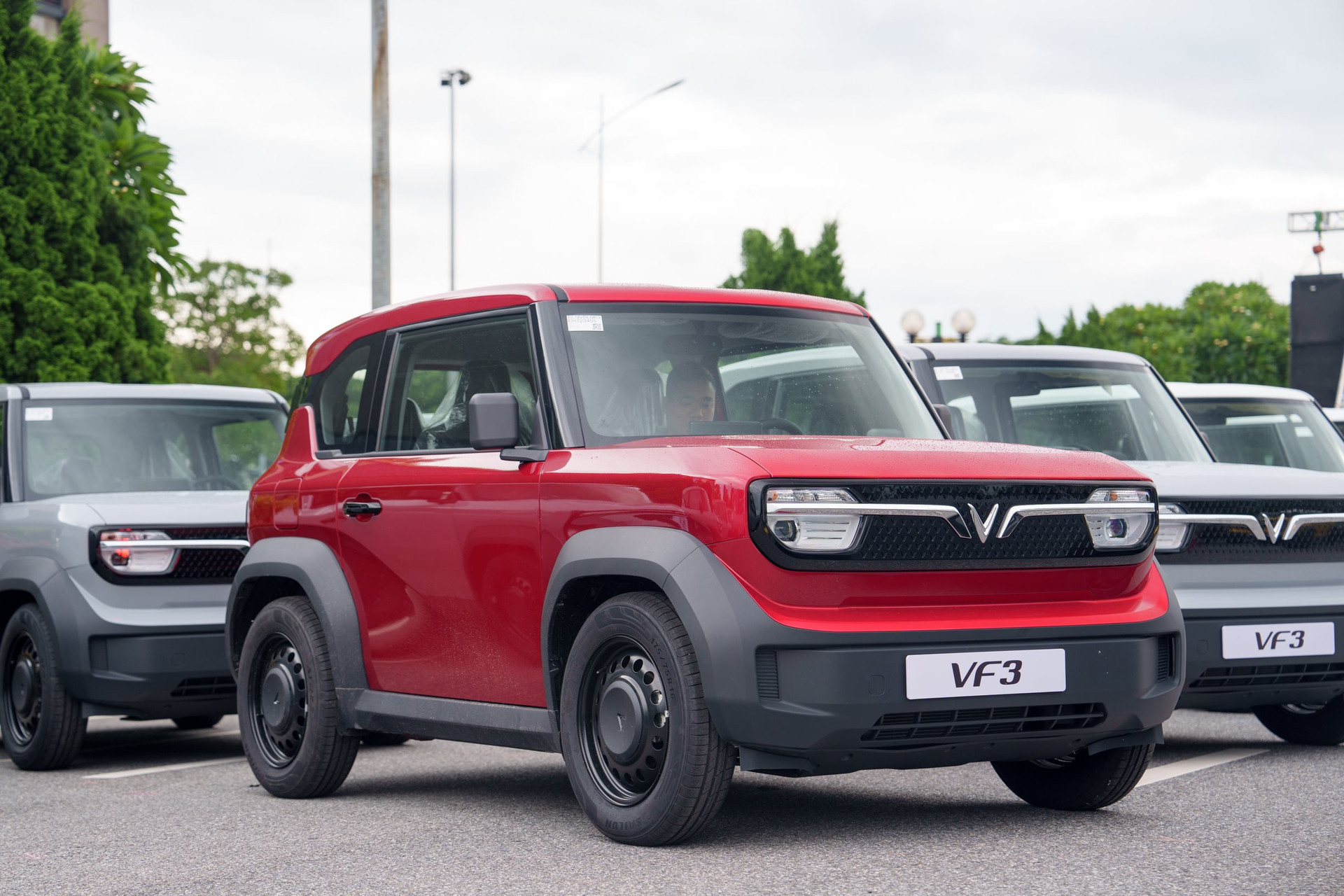 Ngắm dàn 99 chiếc VinFast VF 3 'bảy sắc cầu vồng': Nhiều điểm cộng bất ngờ, sắp chạy đầy đường tại Việt Nam - Ảnh 4