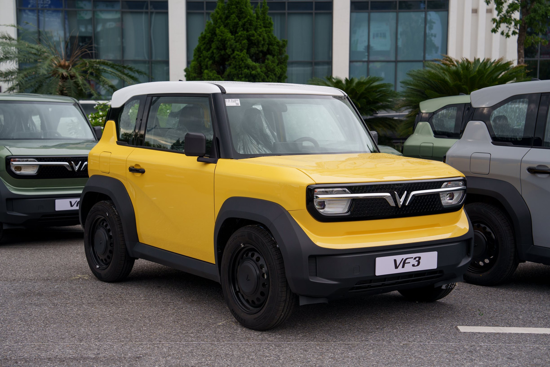 Ngắm dàn 99 chiếc VinFast VF 3 'bảy sắc cầu vồng': Nhiều điểm cộng bất ngờ, sắp chạy đầy đường tại Việt Nam - Ảnh 5