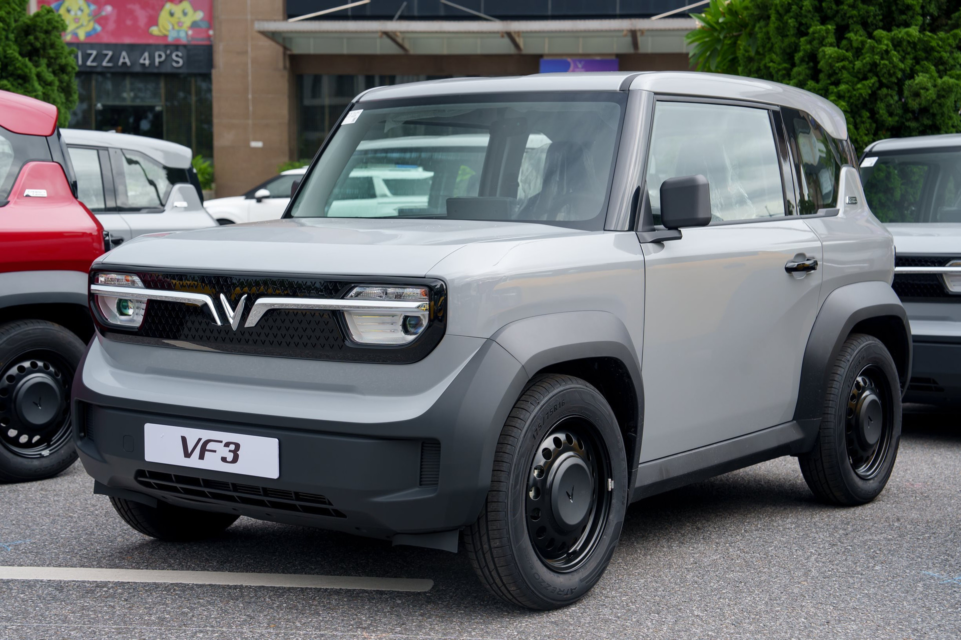 Ngắm dàn 99 chiếc VinFast VF 3 'bảy sắc cầu vồng': Nhiều điểm cộng bất ngờ, sắp chạy đầy đường tại Việt Nam - Ảnh 8