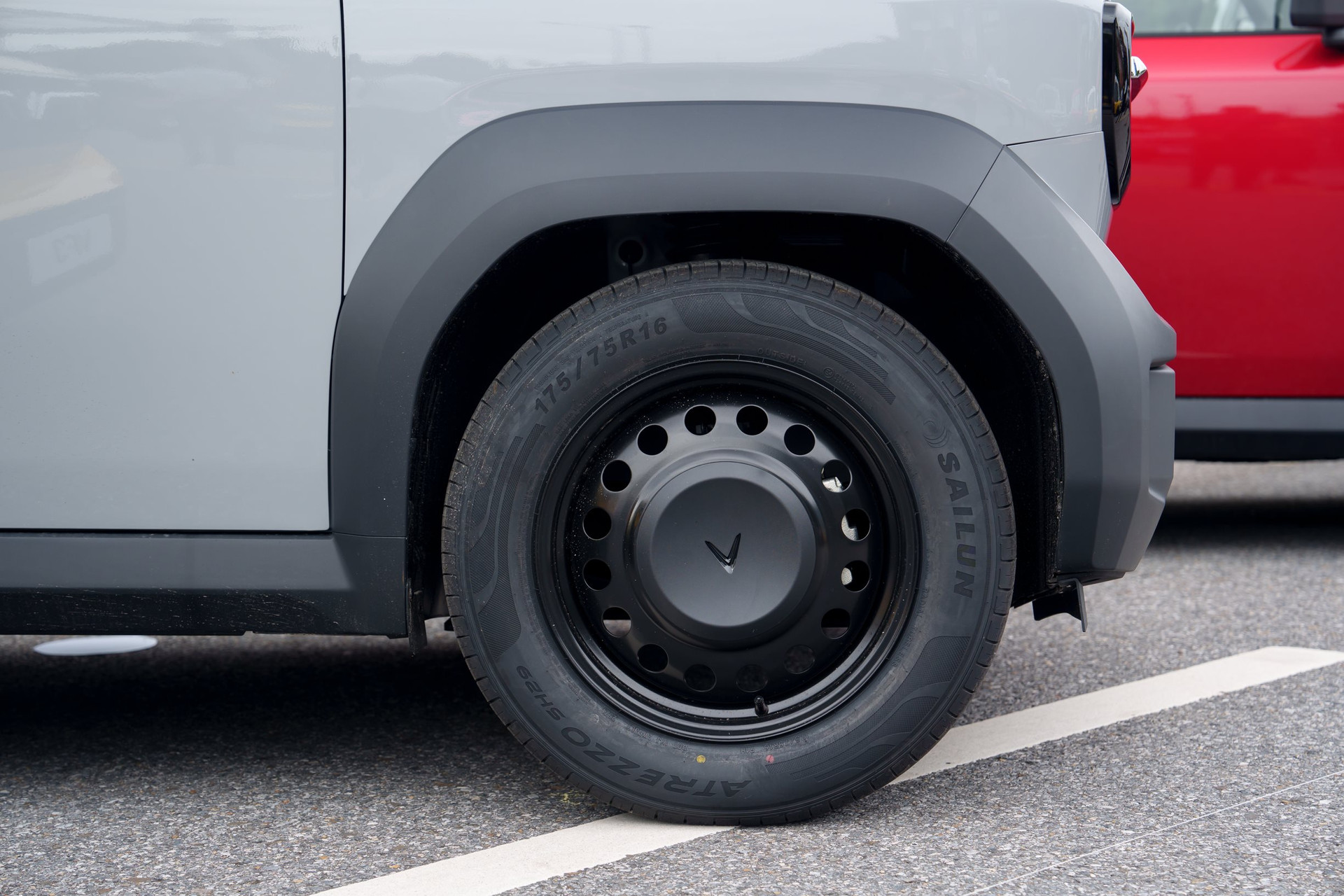 Ngắm dàn 99 chiếc VinFast VF 3 'bảy sắc cầu vồng': Nhiều điểm cộng bất ngờ, sắp chạy đầy đường tại Việt Nam - Ảnh 11