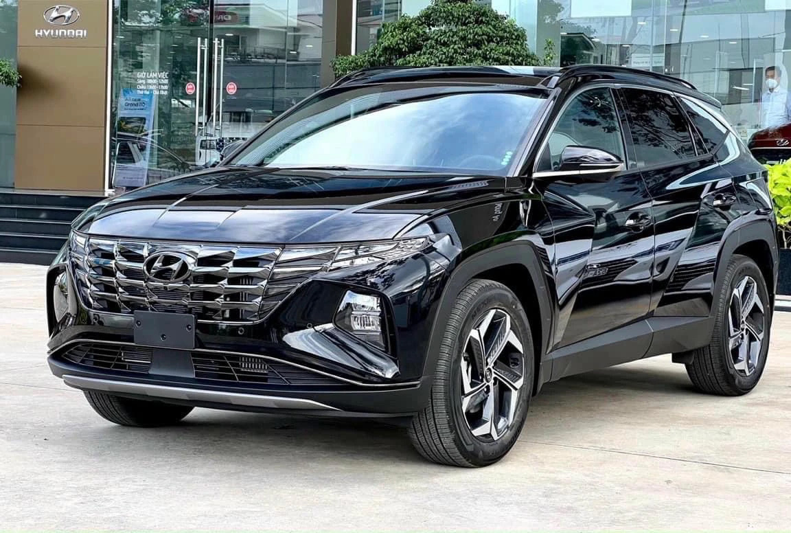 Hyundai Tucson giảm giá hơn 30 triệu đồng tại đại lý: Chỉ còn 2 bản, dễ dọn kho chờ bản nâng cấp mới ra mắt đấu CX-5 - Ảnh 1