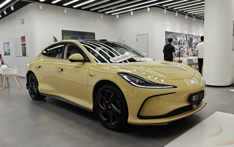 Nguyên mẫu xe điện Trung Quốc gây sốt mạng xã hội nhờ vào công nghệ đỗ xe 'ngang như cua' - Ảnh 2