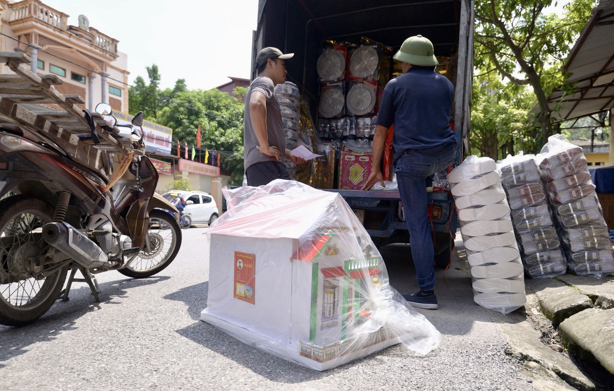 Biệt thự, xe sang cho người cõi âm lên kệ phục vụ Rằm tháng 7 - Ảnh 3