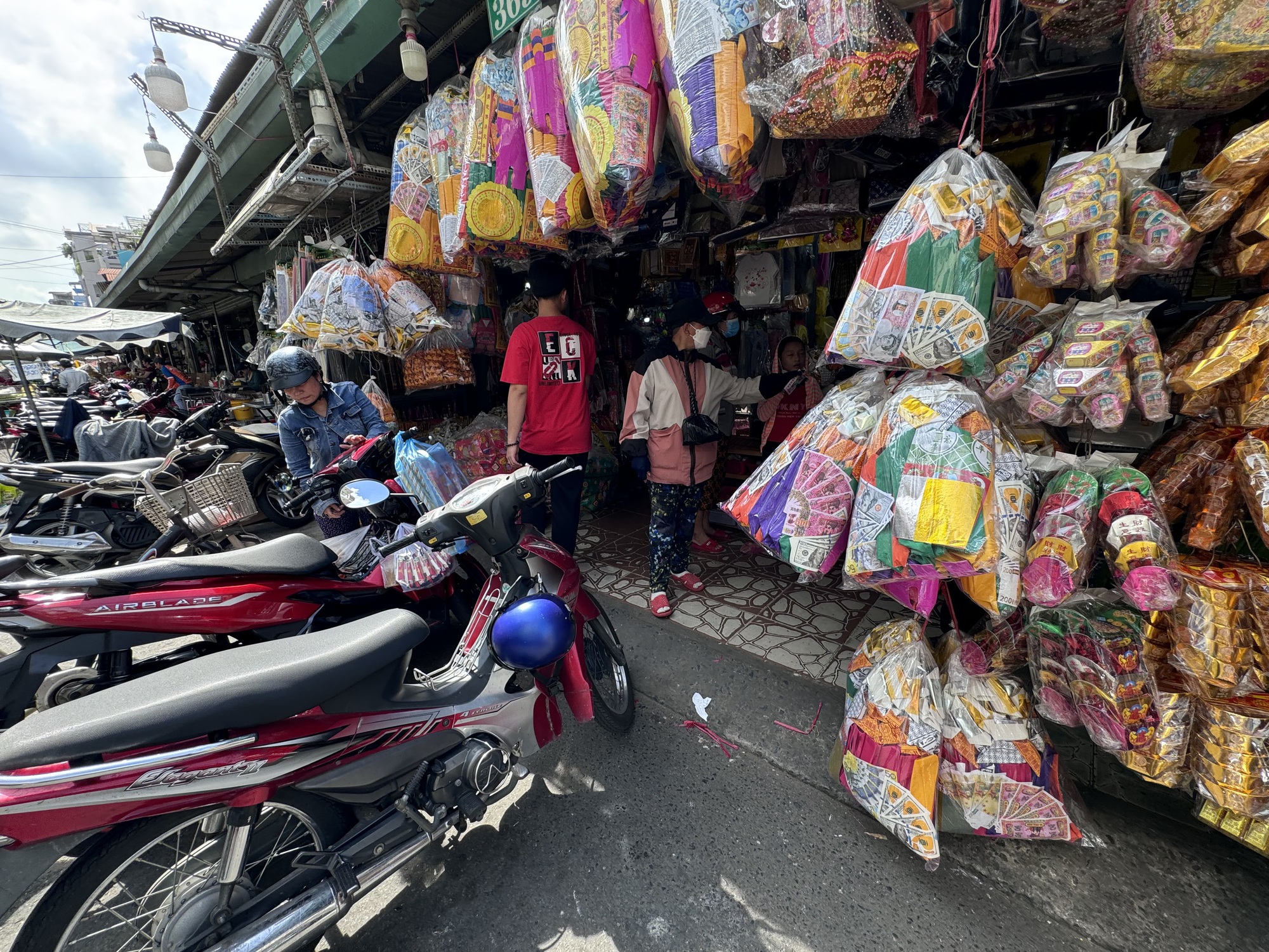 Diễn biến lạ trên thị trường vàng mã sau rằm tháng 7 - Ảnh 1