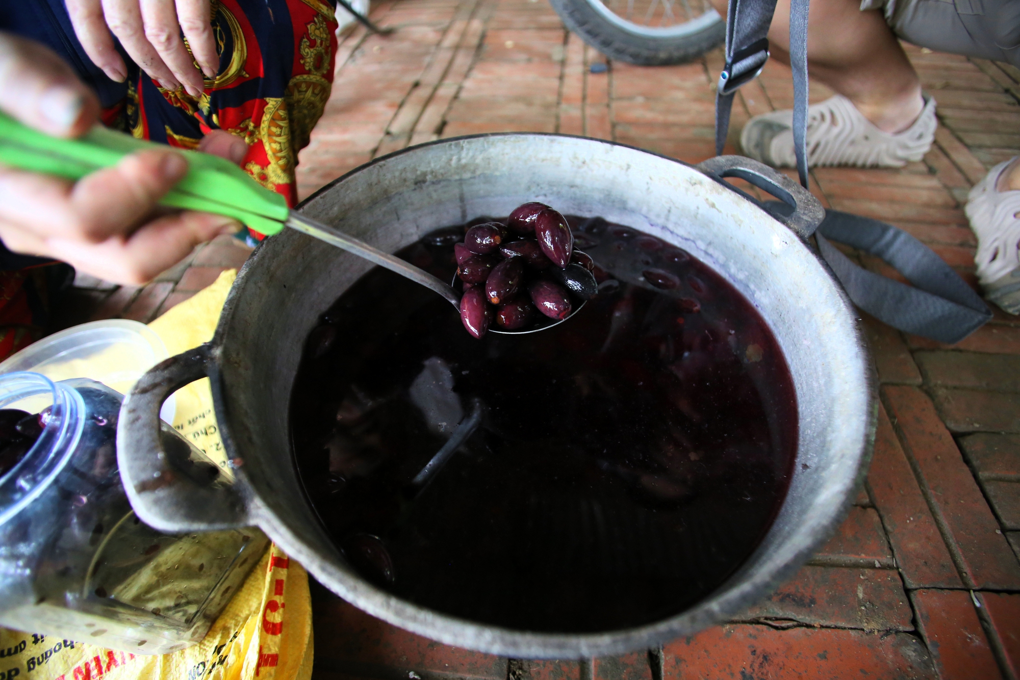 Người dân Bắc Giang tất bật thu hoạch loại quả ví như "vàng đen" khi mùa Thu đến, nhiều cây được đánh dấu vì lý do đặc biệt - Ảnh 12