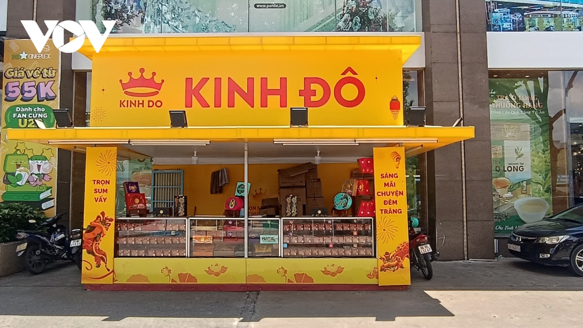 Bánh Trung thu xuống phố, người bán nhập hàng cầm chừng - Ảnh 1