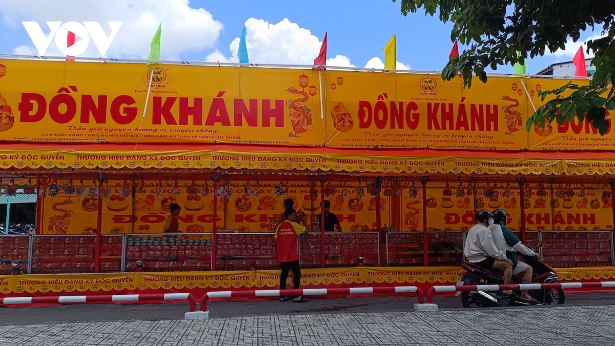 Bánh Trung thu xuống phố, người bán nhập hàng cầm chừng - Ảnh 2
