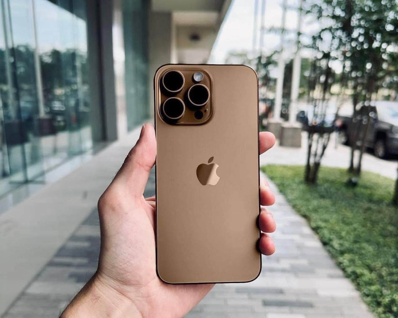 Hình ảnh iPhone 16 Pro với màu "titan sa mạc" mới, khác xa màu vàng mà chúng ta tưởng tượng! - Ảnh 4