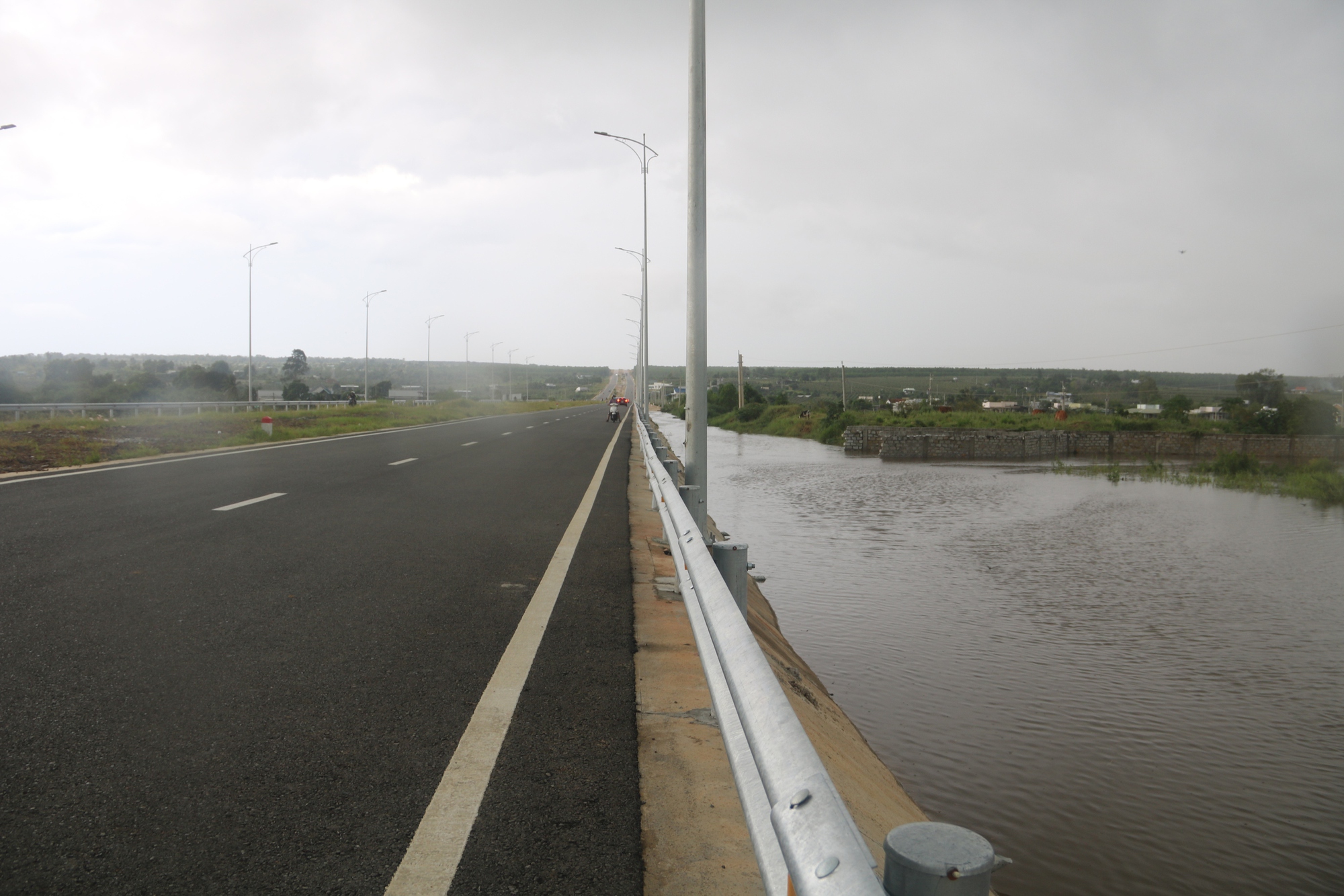 "Thủ phủ thanh long" Bình Thuận ngập nặng sau cơn mưa lớn - Ảnh 7