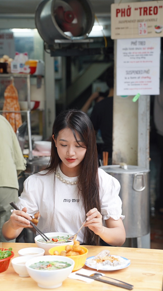 Hương vị phở "treo" nghĩa tình Hà Nội: Khách nước ngoài đến vì ngon ngỡ ngàng, tuyệt đối không được làm việc này khi ăn - Ảnh 25