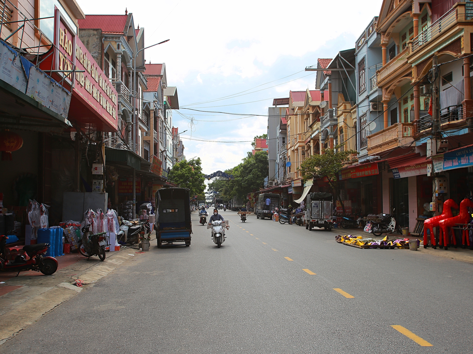 Về thủ phủ vàng mã lớn nhất nước xem người dân tất bật sản xuất "ô tô, nhà lầu" cho tháng 7 âm lịch - Ảnh 1